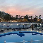Stylish 2-bedroom With Ac & Pool